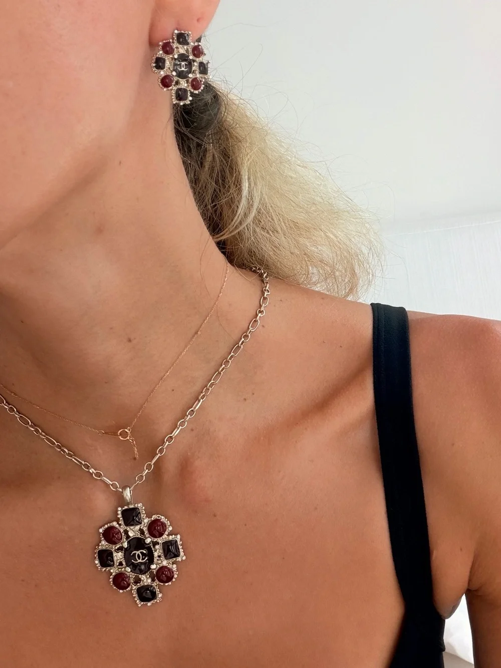 🍷CHANEL Gold-Tone Pendant Necklace with Black & Deep Red Enamels✨